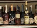 de nombreuses bouteilles de vin posées sur une étagère dans un placard