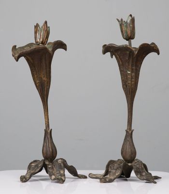 Paire de bougeoirs en bronze de forme naturaliste.