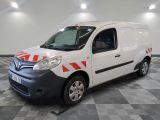 la camionnette blanche est garée sur un sol en damier dans le garage