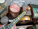 de nombreux types de boîtes et de boîtes de conserve sur la table