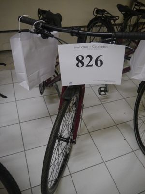 un vélo sur lequel est collée une étiquette de prix à l'arrière