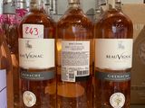 plusieurs bouteilles de vin sont alignées sur un comptoir