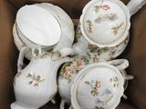 service à thé en porcelaine de quatre pièces, présenté dans une boîte en carton