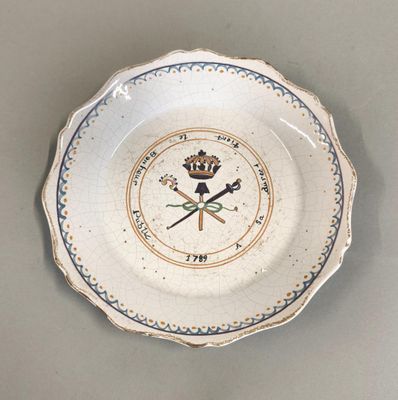 Nevers Assiette en faïence à décor révolutionnaire