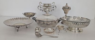 beaucoup d'objets en argent posés sur une table