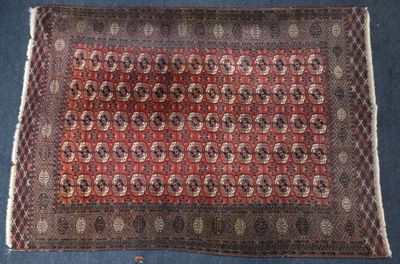 un tapis rouge et marron sur un fond bleu