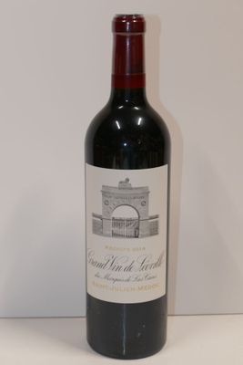 une bouteille de vin posée sur une table