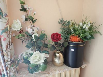 de nombreuses variétés de fleurs dans les vases posés sur la table