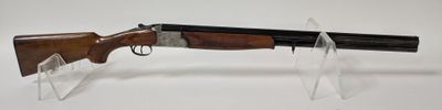 un fusil de chasse avec un canon en bois et un support en plastique transparent