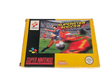 une image représentant une boîte de jeu vidéo sur laquelle figure un jeu de football