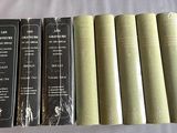 six livres sont alignés sur une table