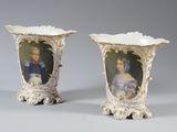 paire de vases en porcelaine représentant les portraits d’un homme et d’une femme