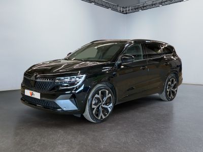 un SUV noir garé dans une grande pièce aux murs blancs