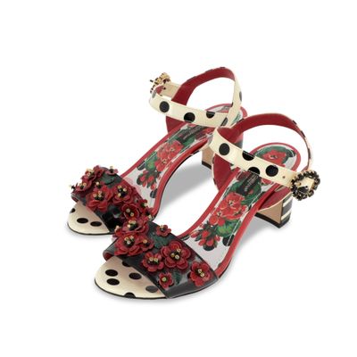 un gros plan sur une paire de chaussures pour femme sur fond blanc