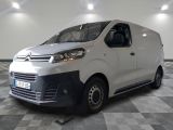 la photo d'une camionnette blanche garée dans un garage