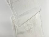 deux serviettes blanches posées sur une table blanche, sur fond blanc