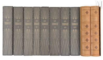 trois livres sont alignés sur une surface blanche