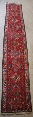 un tapis oriental posé sur le sol d'une pièce au sol blanc