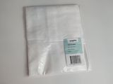 un gros plan sur un morceau de tissu blanc posé sur une table