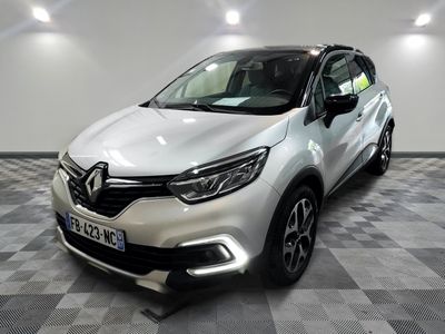 le nouveau renault c - cross suv est garé dans un showroom