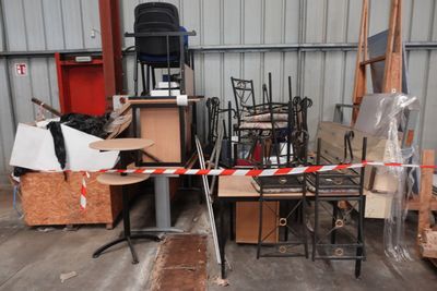 un tas de chaises et d'autres meubles dans un entrepôt