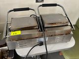 deux plateaux de nourriture posés sur une table dans une pièce