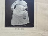 une vieille photo d'une femme en robe blanche