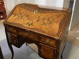 un petit bureau avec un plateau en bois dans une pièce