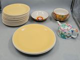 beaucoup d'assiettes et de tasses sur le plan de travail