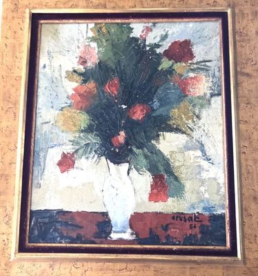une peinture de fleurs dans un vase blanc sur une table