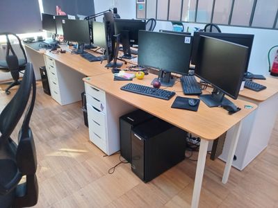 de nombreux écrans d'ordinateur sur le bureau de ce bureau