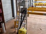 une machine posée sur le sol dans un entrepôt