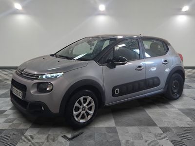 la citrole grise est garée dans le garage sur un sol en damier