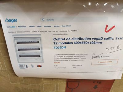 une étiquette au dos d'une boîte sur laquelle est inscrit « distribution de café veg »