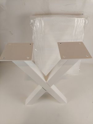 une table pliante blanche sur laquelle sont posées deux chaises