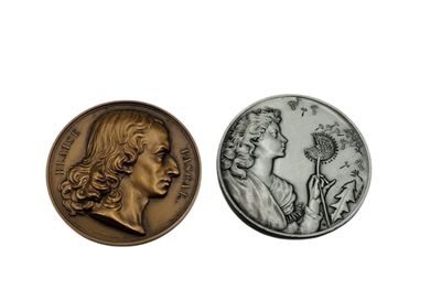 un gros plan d'une pièce de monnaie et d'une pièce sur laquelle figure une femme