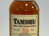 une bouteille de rhum posée sur une table