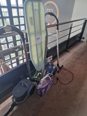 une planche de surf et un aspirateur dans une pièce