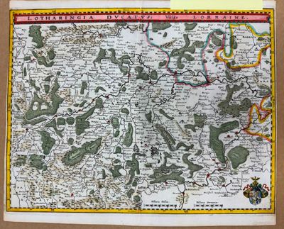 une vieille carte du monde sur laquelle figurent de nombreux animaux