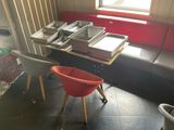 une table avec une chaise rouge et une chaise rouge devant une table sur laquelle se trouvent des plats