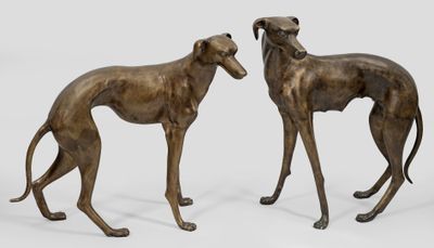 deux sculptures en bronze représentant des lévriers debout l'une à côté de l'autre sur une surface blanche