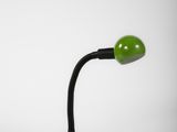 lampe de table verte avec un pied noir et un fond blanc