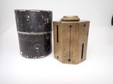 paire de boîtes anciennes en bois avec des poignées en métal, posées sur un support blanc