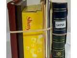 plusieurs livres sont empilés sur une table