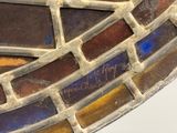 un gros plan d'une plaque de verre sur laquelle figure une horloge