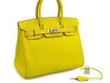 un sac à main jaune avec une clé au milieu