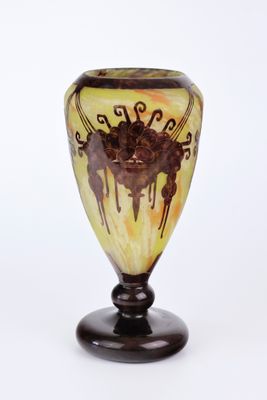 un vase en verre orné d'un motif, posé sur un socle