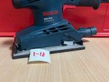 une ponceuse orbitale Bosch posée sur une table, avec une étiquette de prix