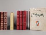 plusieurs livres sont alignés sur une table