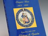 la couverture d'un livre bleu sur laquelle figurent un homme et une femme